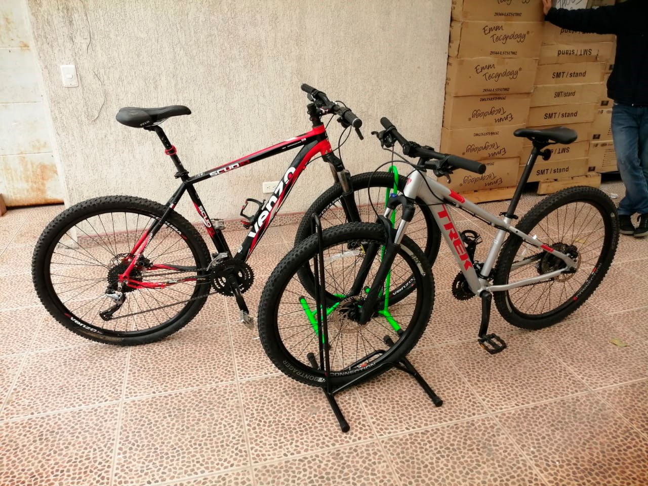 Base de piso para bicicletas color verde y negro Base de piso para bicicletas color verde y negro